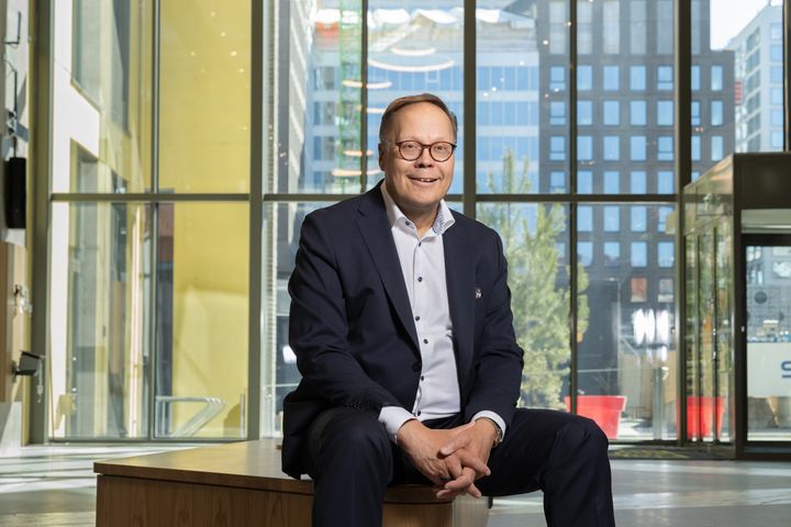 Vuoden 2026 rakennusalan diplomi-insinööriksi valittu Matti Tarhio on tehnyt merkittävän uran asuntorakentamisen ja asumisen kehittämisessä. ”Koen, että tärkein saavutukseni on ollut monipuolisen osaamisen kartuttaminen eri työtehtävissä rakennus- ja kiinteistöalalla. Johtotehtävissä tärkeintä on saada ihmiset onnistumaan ja innostumaan työssään ja toimimaan yhdessä tavoitteiden saavuttamiseksi. Tämä ei tapahdu mikrojohtamisella, vaan antamalla heille vapautta ja luottamalla heihin.”