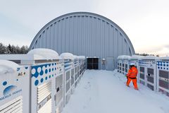 Kuvassa näkyy suuri teollisuusakku ulkona talvisäässä