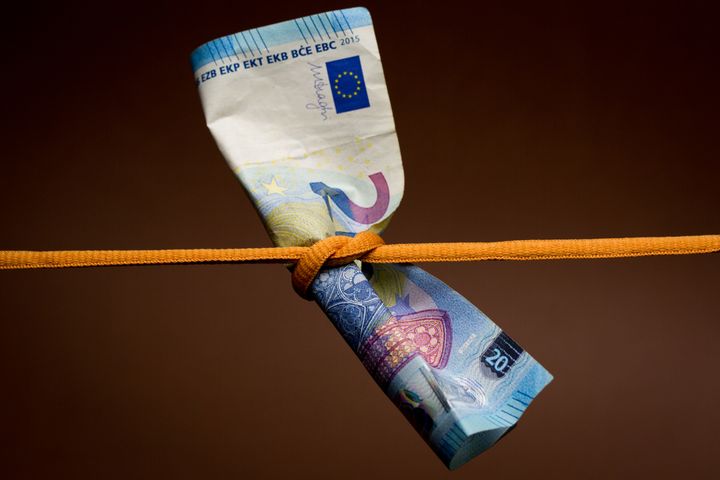 Kahdenkymmenen euron seteli solmittuna keskeltä narulla.