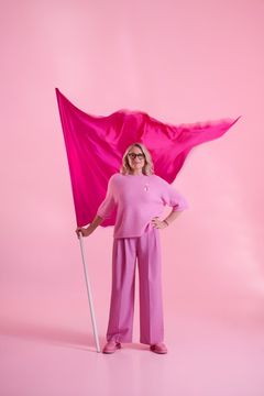 Roosa nauhan 2025 suunnittelija Katja Ståhl liputtaa elämän puolesta.