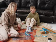 Julia Hellgren-Tolvanen och Jens väntar på familjens gemensamma jul.