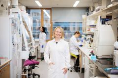 Docent Anna Vähärautio fick Cancerstiftelsens stora stipendium.