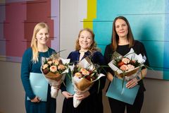 Syövänhoidon tähdet. Palkitut vasemmalta: Aino Rajamäki, Minna Jääskeläinen ja Hanna Tiittanen.