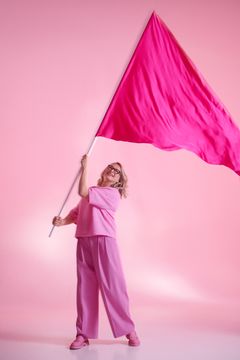 Roosa nauhan 2025 suunnittelija Katja Ståhl liputtaa elämän puolesta.