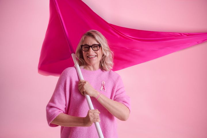 Vuoden 2025 Roosa nauhan suunnitteli Katja Ståhl.