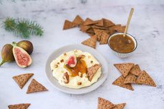 Brie-juustodippi on helppo tehdä ja sopii hyvin Piparkakun makuisten ruissipsien kanssa.