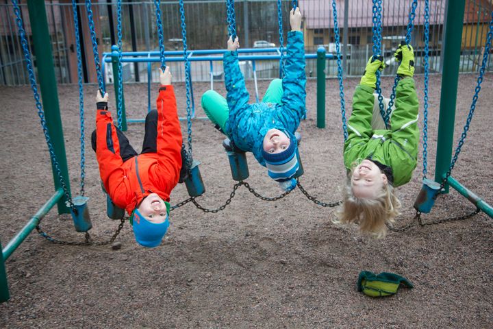 Parasta pihaleikeissä on lasten mielestä yhdessäolo ja liikkumisen ilo. Kuva: Juha Tuomi / Lehtikuva.