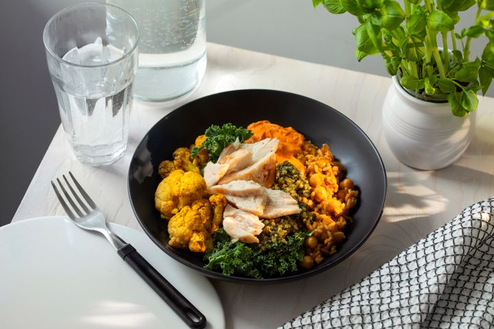 En tallrik med Hetki Bistro Butter Chicken och rostad blomkål, från Fresh Servants Hetki Bistro-serie.