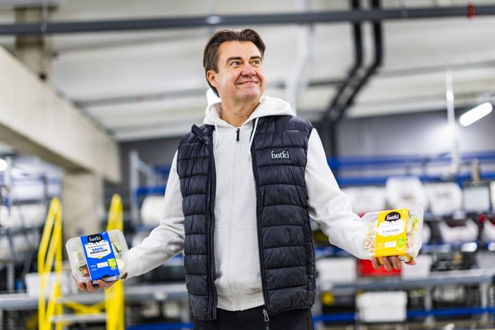 Sami Haapasalmi seisoo elintarviketehtaassa ja pitelee käsissään pakattuja salaatteja.