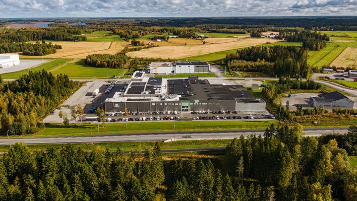 Ilmakuva Fresh Servant Groupin Pedersören yksiköstä Edsevössä. Tehdasrakennusta ympäröivät pysäköintialueet, metsä ja peltomaisema.