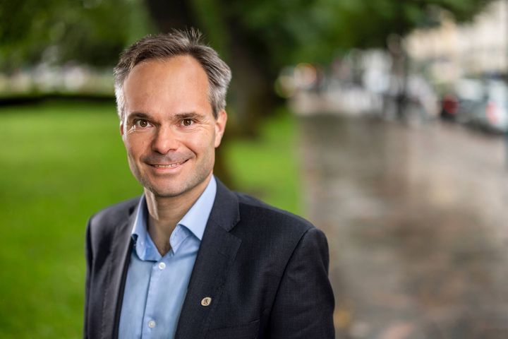 Ympäristö- ja ilmastoministeri Kai Mykkänen linjaa hallituksen vastauksen kiinteistö- ja rakentamisalan haasteisiin ja tulevaisuuteen KIRA-foorumissa keskiviikkona 4.10. Helsingissä. Kuva: Jani Laukkanen (Ympäristöministeriö)