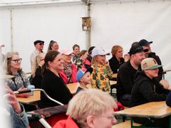 Erityisesti nuorempi yleisö nautti taikurin silmänkääntötempuista.