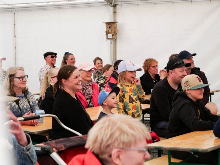 Erityisesti nuorempi yleisö nautti taikurin silmänkääntötempuista.