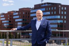 Sweco Finlandin toimitusjohtaja Thomas Hietto kuvattuna Swecon toimiston edessä ulkona.