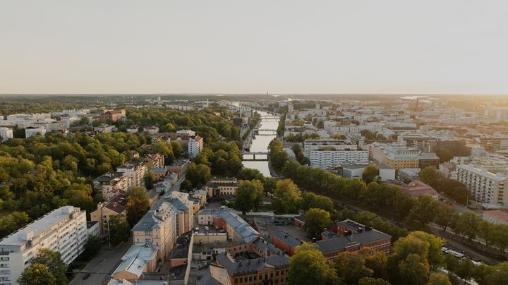 Ilmakuva Turun keskustasta, keskellä virtaa Aurajoki