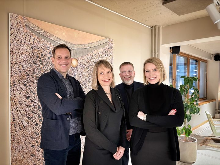 Näkymön osakkaat Yrjö Ala-Heikkilä, Tiina Perälä, Matti Liski sekä Swecon toimialajohtaja Jenni Lautso hymyilevät kuvassa.