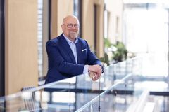 Thomas Hietto hymyilee valoisassa ja vaaleassa toimistoympäristössä.