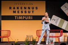 Pihasuunnittelija Laura Moilanen jakoi Jyväskylän Rakennusmessuilla vinkkejä pihasuunnitteluun.