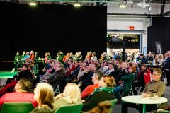 Jyväskylän Rakennusmessujen monipuolinen ohjelma houkutteli runsaasti kuulijoita ohjelmalavojen edustalle.