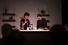 Outi Pakkanen ja Maija Silvennoinen Joulumessujen näytöskeittiössä