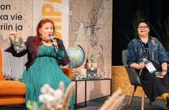 Salla Simukka haastatteli Siri Kolua Kompassi-lavalla