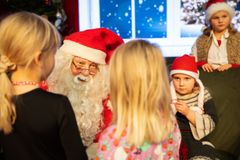 Joulupukki lukemassa kirjeitä Jyväskylän Joulumessuilla