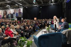 Seela Sella keräsi runsaan yleisön Jyväskylän Kirjamessuilla