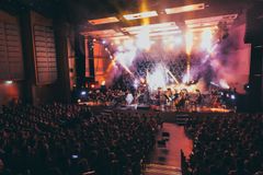 Paviljongin Encore-salissa nähdään monipuolisesti viihdettä. Kuva Jyväskylän Kesän avajaiskonsertista 2024.