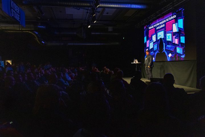 Benjamin Särkkä puhumassa Digiturvallisuusmessuilla.