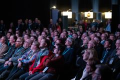 Yleisöä Digiturvallisuusmessuilla.