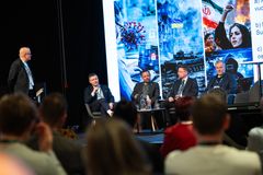 Teemakeskustelu: Miltä digimaailma näyttää viranomaisten näkökulmasta? Juha Ilkka, Huoltovarmuuskeskus, Pekka Jokinen, Traficomin Kyberturvallisuuskeskus, Veli-Pekka Kivimäki, Suojelupoliisi ja Sakari Tuominen, Sisä-Suomen Poliisilaitos. Moderoijana Kimmo Rousku, Digi- ja väestötietovirasto.