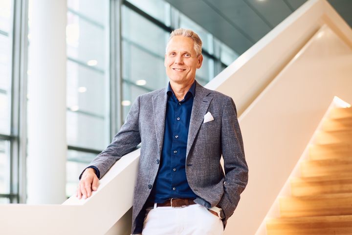 Johan Sandell seisoo portaikossa kasvot kameraan päin. Hänen oikealla puolellaan on ikkunaseinä.