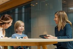 Saga korvaa kymmeniä Pirkanmaan hyvinvointialueella käytössä olevia sosiaalihuollon asiakastietojärjestelmiä. Saga on moderni ratkaisu, jossa on pilotoitu yhtä Suomen ensimmäisistä suoraan sosiaalihuollon asiakastietojärjestelmään liitettävistä tekoälytyökaluista.