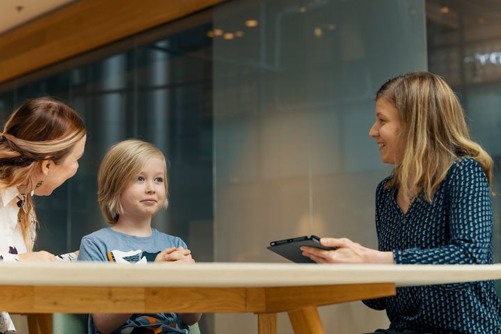 Saga korvaa kymmeniä Pirkanmaan hyvinvointialueella käytössä olevia sosiaalihuollon asiakastietojärjestelmiä. Saga on moderni ratkaisu, jossa on pilotoitu yhtä Suomen ensimmäisistä suoraan sosiaalihuollon asiakastietojärjestelmään liitettävistä tekoälytyökaluista.