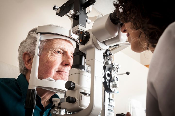 Silmäsairaiden jonoja silmälääkäreille voitaisiin merkittävästi lyhentää asetusmuutoksella, jolla optometristit pääsisivät keventämään silmälääkäreille nyt perusteettomasti kertyvää työtaakkaa.