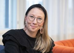 Kuvassa on Vuoden optikko Riikka Torvela.