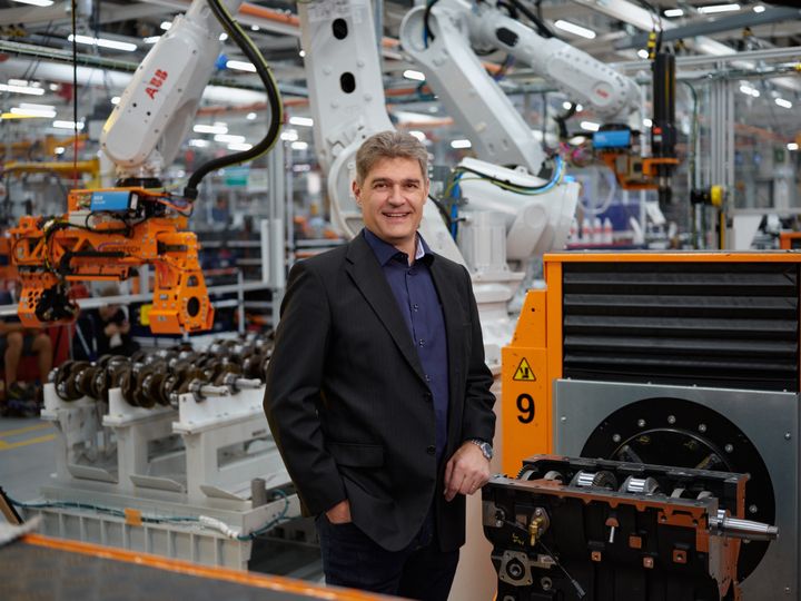 Kari Aaltonen (AGCO Power Director of Engineering) moottorikokoonpanohallissa Nokian Linnavuoren tehtaalla.