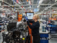 The modern engine assembly hall is one example of AGCO's recent large investments in Linnavuori. In the photo, mechanic Hanna Uusitalo is assembling the engine.