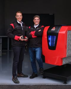 AGCO Powerin sähköistämisen päällikkö Juha Heikkilä (vas.) esittelee prototyyppiakussa käytettyjä yksittäisiä NMC-kennoja. Tuotekehitysjohtaja Kari Aaltonen seisoo konseptiyksikön vieressä. AGCO Powerin omaa suunnittelua oleva konseptiakku sisältää yhteensä 1400 kennoa ja tarjoaa 150 kWh:n kapasiteetin.