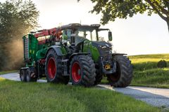 Fendt 800 Varia Gen5 -traktori ajamassa maalaismaisemassa ja AGCO Powerin CORE80-moottorilla varustettuna.