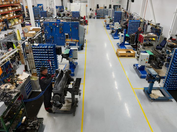 AGCO Power Reman moottoriasentajat työssä