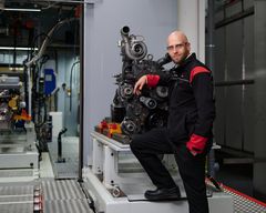AGCO Powerin laadun ja jälkimarkkinoinnin johtaja Jussi Rinne AGCO Power Reman -moottorin etualalla.