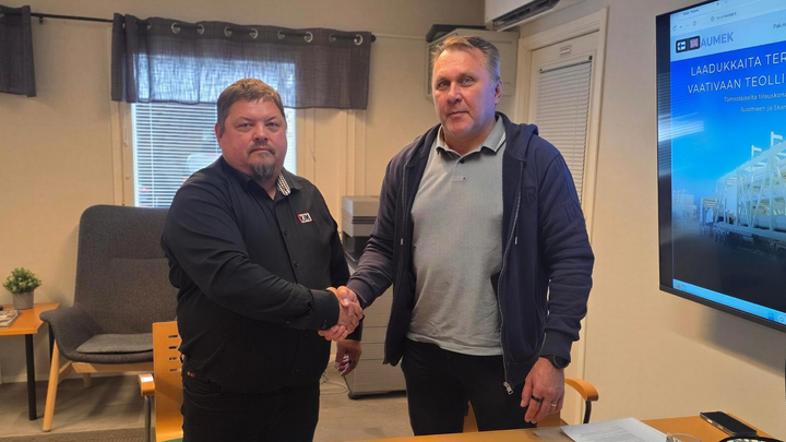 Kantojärven Metalli Oy:n toimitusjohtaja Pasi Vaara (vas.) ja Faumek Oy:n toimitusjohtaja Jouni Jaako.