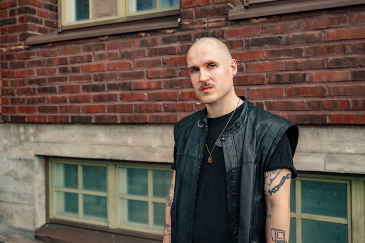 Jarkko Partanan kuvattuna Kaapelitehtaan ulkopuolella.