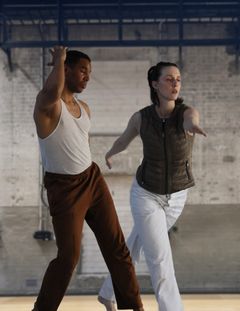 Kuvassa on kaksi tanssijaa pydäytettynä liikkeeseen.