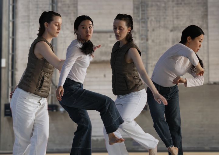 Kuvaan on liitetty kaksi tanssijaa kahteen kertaan.