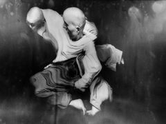 Mustavalkoinen kuva, jossa kaksi vääristynyt ihmishahmoa.