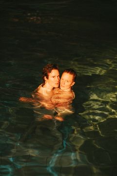 Teoksen ennakkokuvassa Kid Kokko ja Hanna Ahti. He ovat uima-altaassa.