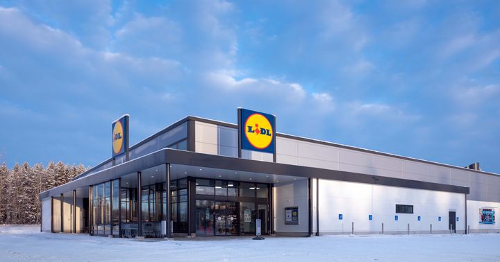 Lidl-myymälä talvisessa ympäristössä