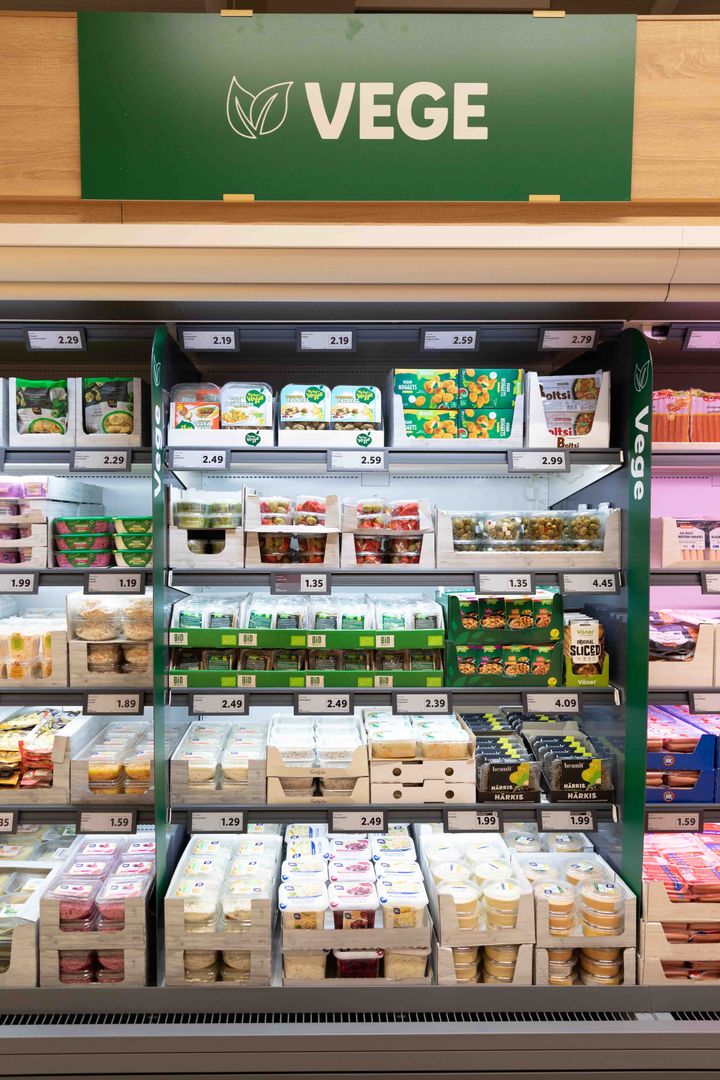 Lidlin kylmähylly, jossa on vegetuotteita.